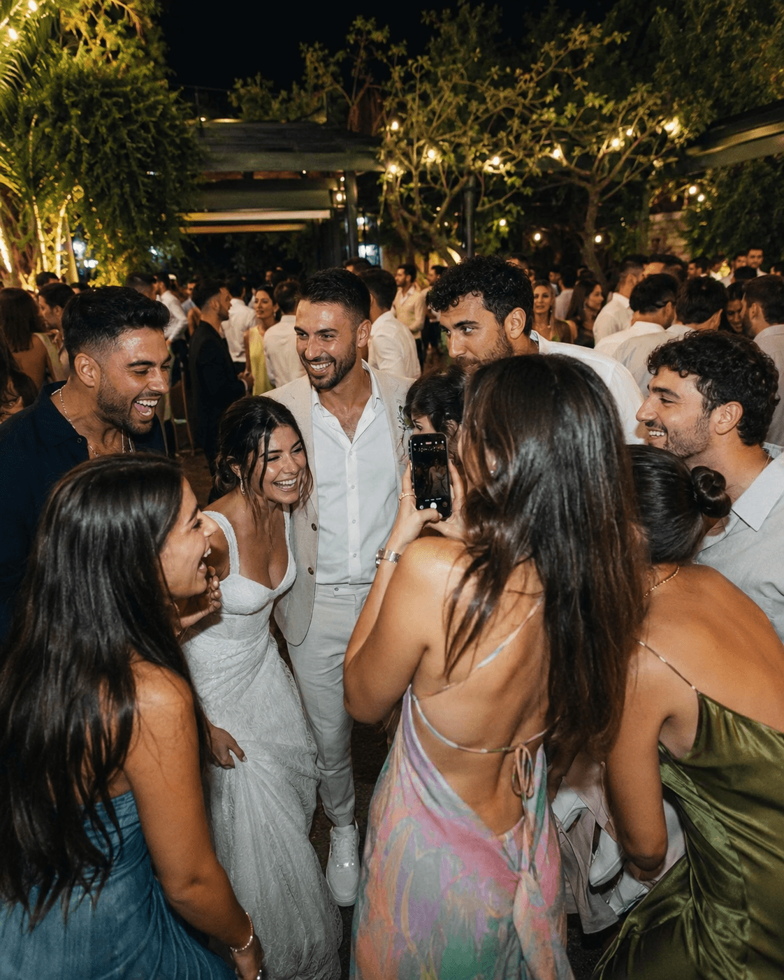 אורחת מצלמת את הזוג בטלפון שלה