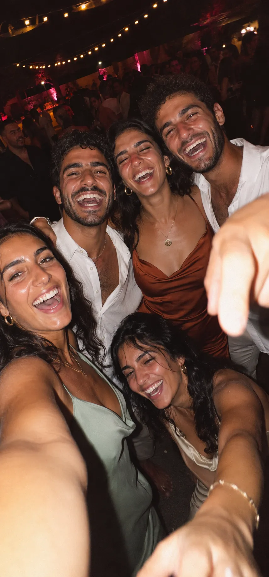 חבורת אורחים בסלפי צוחק על רחבת הריקודים, דרך מצלמת האירוע